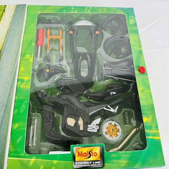 Maisto Kawasaki Ninja ZX-10R Black 1/12 Scale Model Kit #39055 - Picture 8 of 9